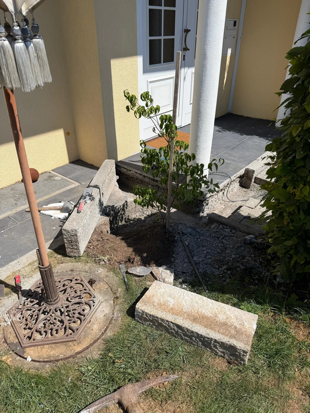 Hauseingang und Außenanlage – Rückbau der alten Wegeinfassung