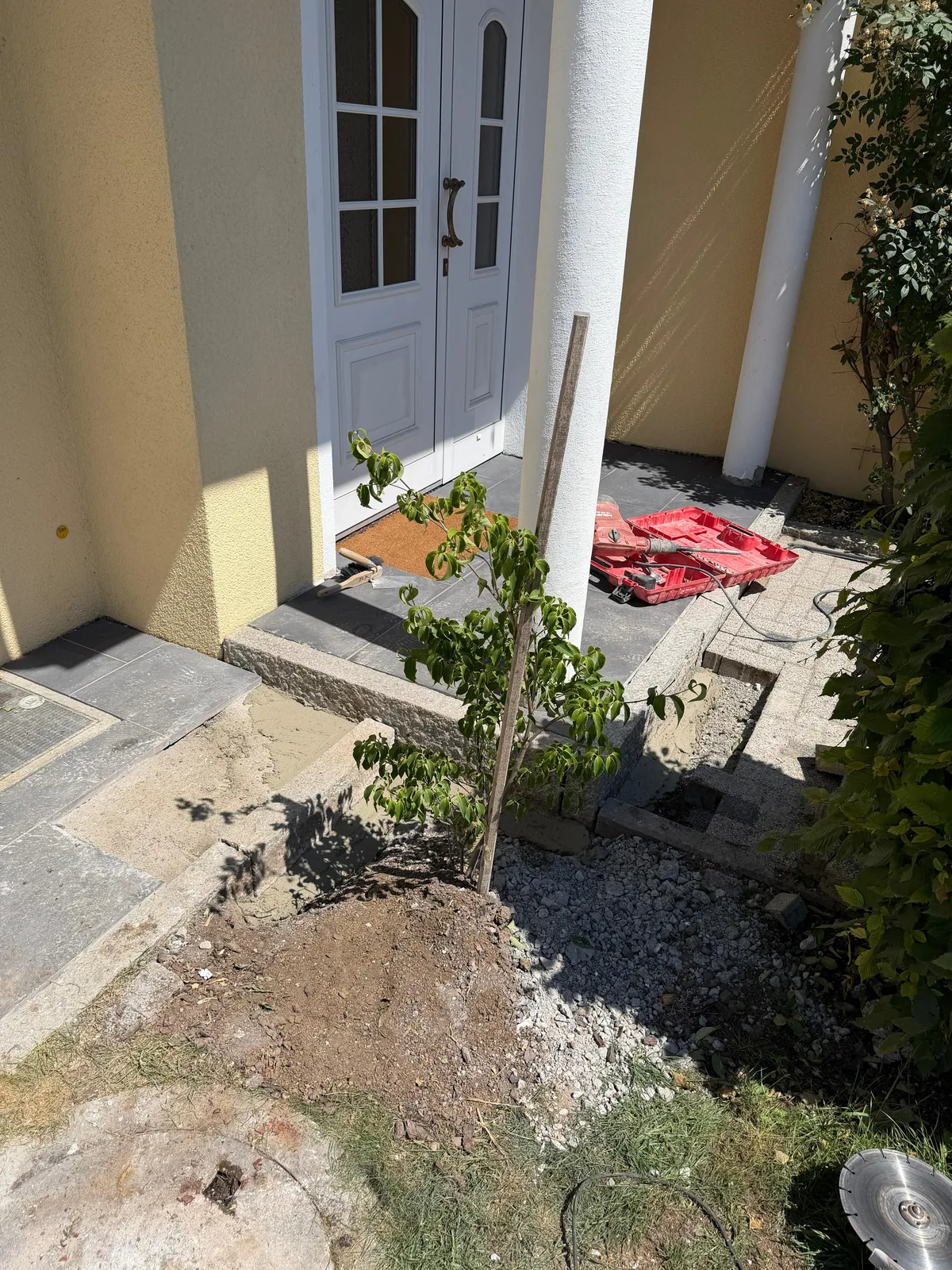 Außenanlage am Hauseingang – Untergrund vorbereitet