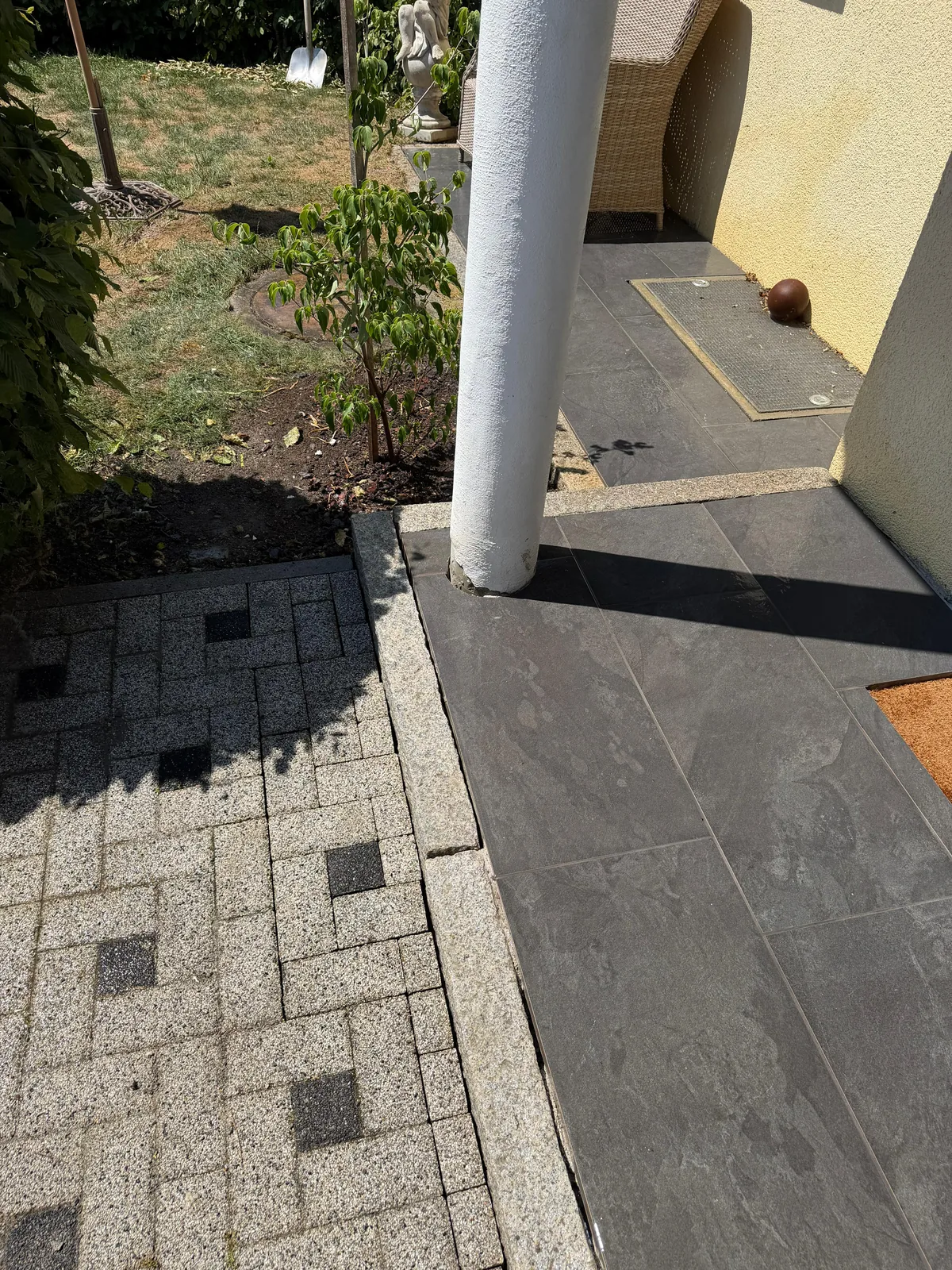 Fertiger Hauseingang mit dunklen Platten und Pflasteranschluss