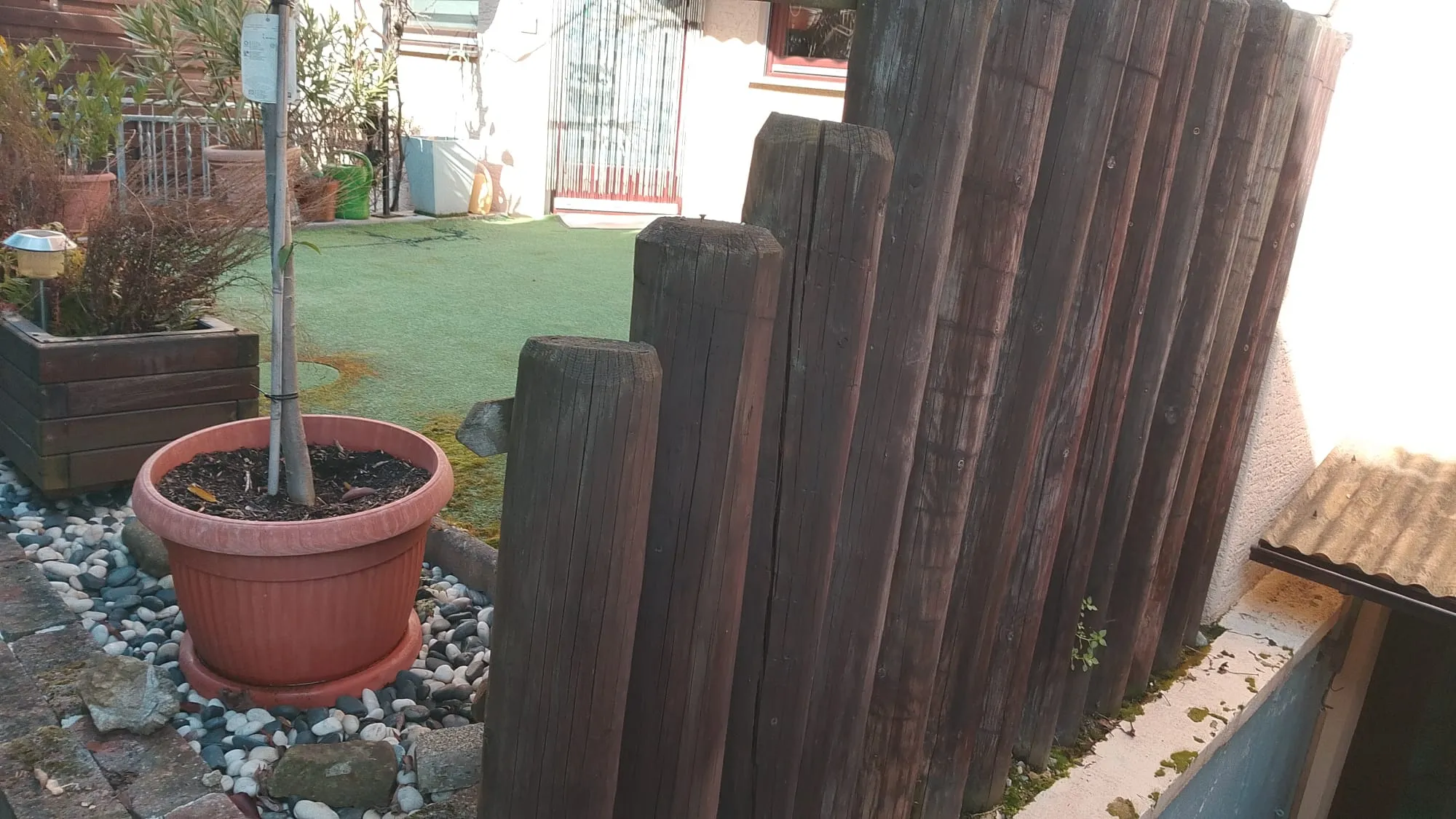 Garten – Holzzaun mit Bepflanzung
