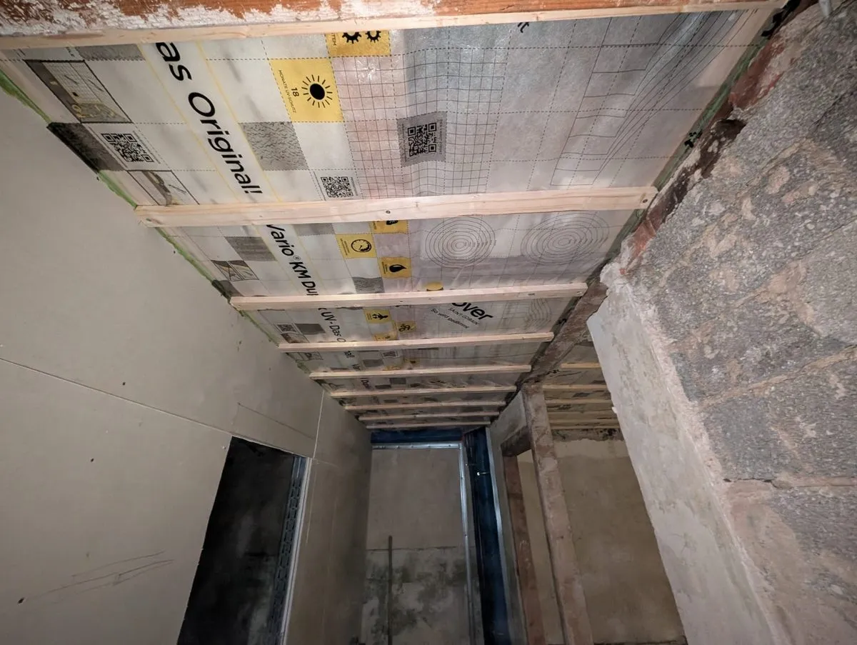 Flur nach Deckensanierung – Isover Dampfsperre und Lattung montiert