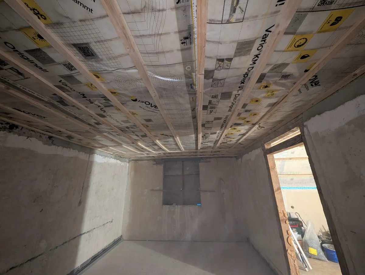 Raum nach Deckendämmung mit Isover Vario KM Duplex Dampfsperre