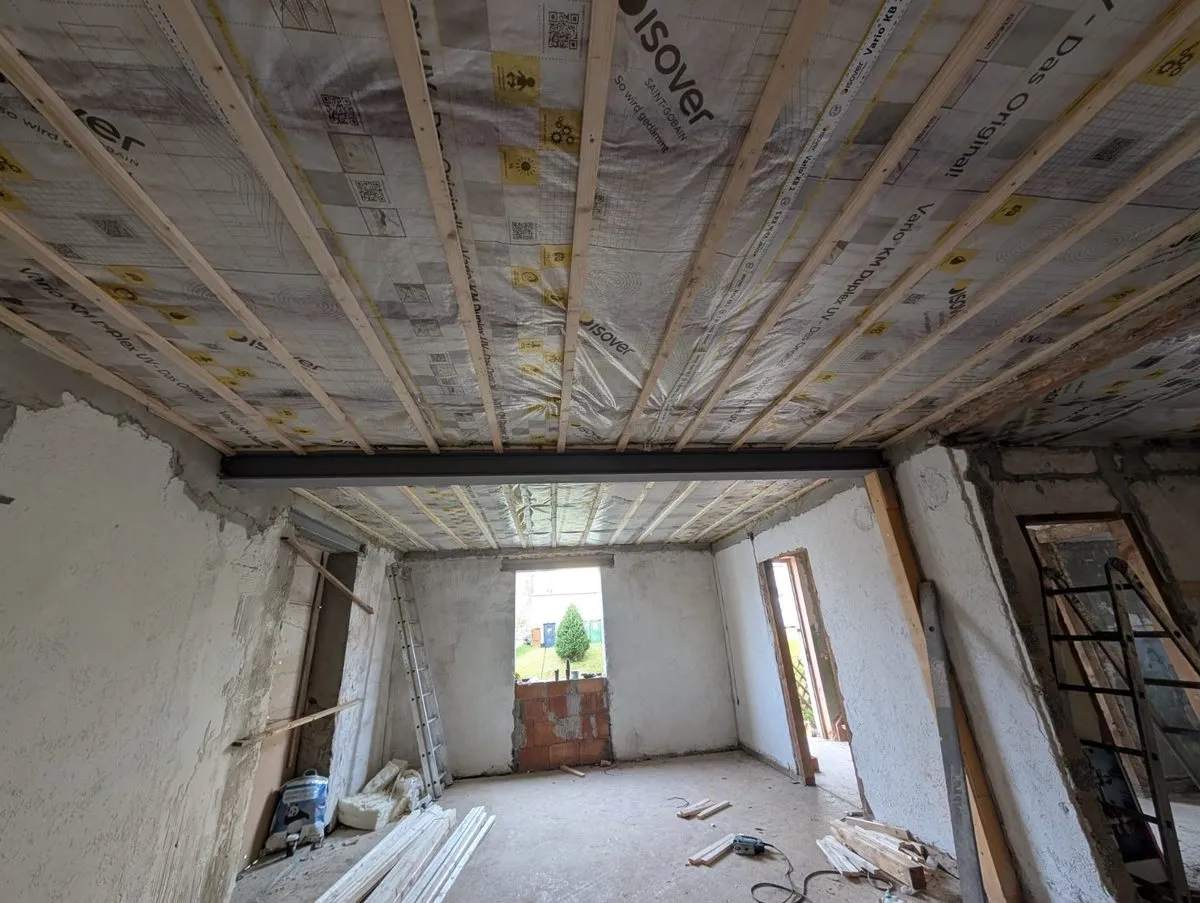 Weiterer Raum mit abgeschlossener Deckensanierung