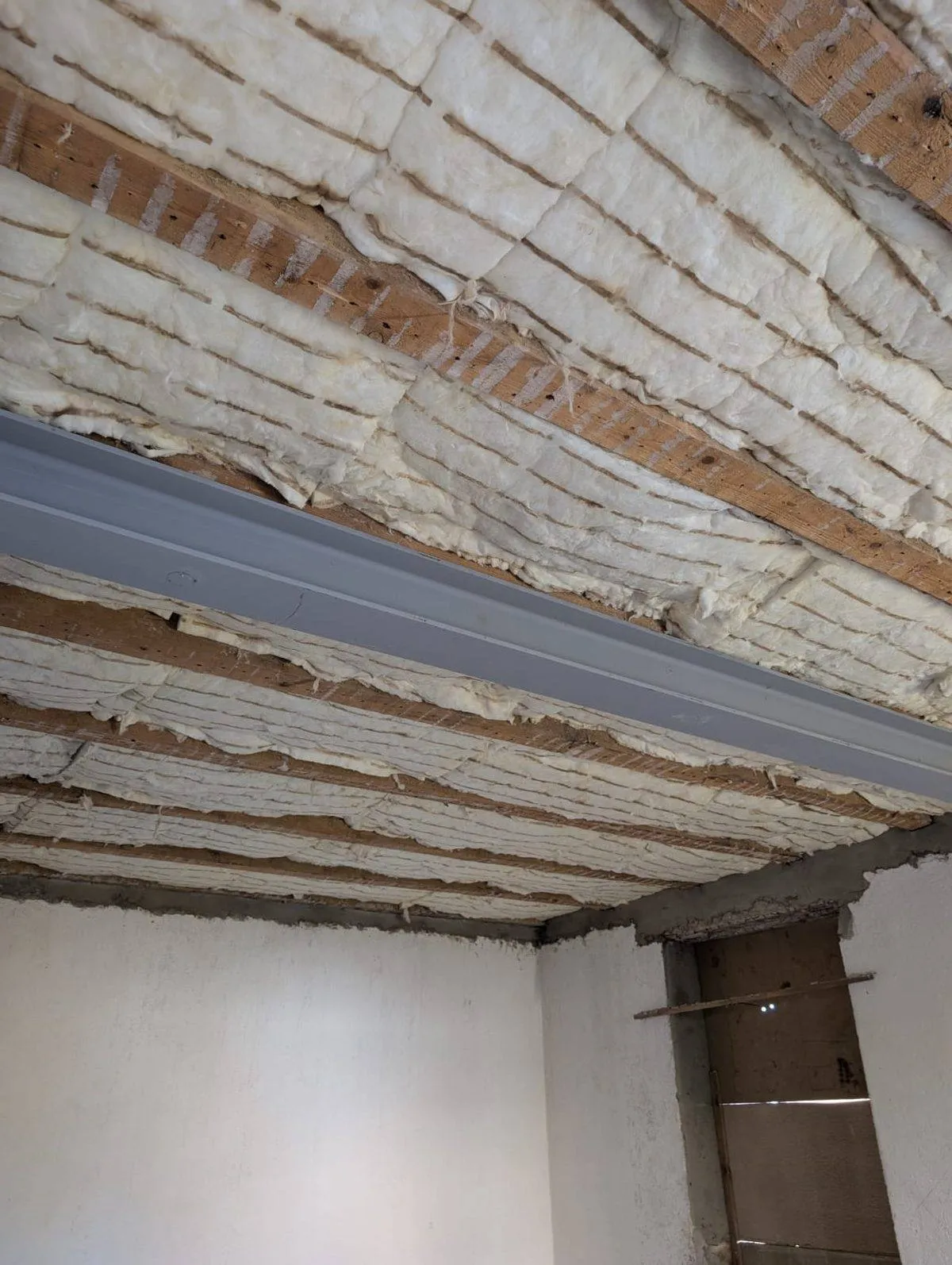 Rückbau und Sanierung – Alte Decke freigelegt mit Stahlträger